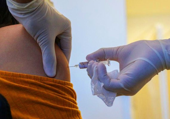 Fase de testes de vacina russa no Brasil aguarda aprovação da Anvisa