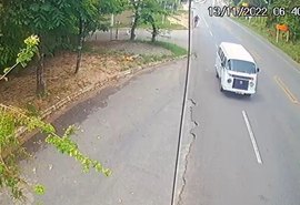 Motorista de Kombi que atropelou ciclistas em Guaxuma é interrogado pela polícia
