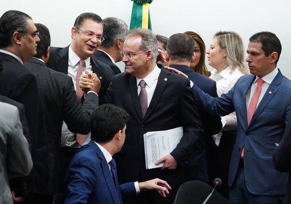 Começa a reunião para leitura de relatório da Previdência na Câmara