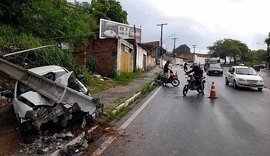 Motorista fura bloqueio, colide com poste e fica ferido no Jacintinho