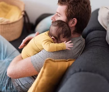 Nova lei prevê licença-paternidade gradual até 2029 e salário-paternidade; entenda