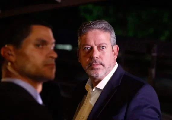 Arthur Lira é hostilizado por bolsonaristas durante jantar do PL: 'traidor'