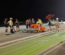 Mulher sofre acidente ao cair em buraco na orla da Ponta Verde, Maceió