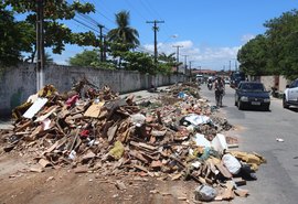 Lixo se acumula nas ruas do Vergel 'há mais de 40 anos' sem solução definitiva