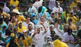 Raio atinge manifestantes bolsonaristas na Praça do Cruzeiro, em Brasília