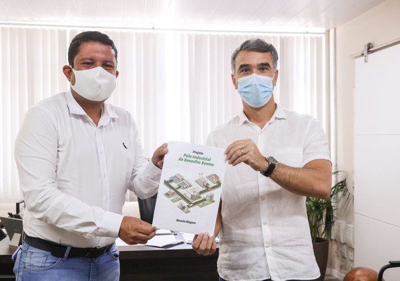 Allan Pierre entrega projeto do polo industrial a Rafael Brito