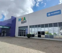 Idoso é esfaqueado no tórax e pescoço dentro de casa em Arapiraca