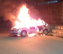 Vídeo: carro pega fogo e fica destruído no Tabuleiro, em Maceió