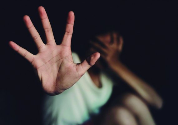 Homem é preso durante festa após morder o rosto de sua companheira