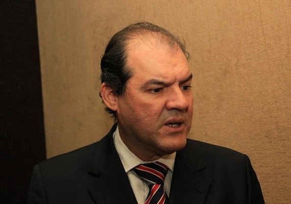 Renan Filho aposenta Cícero Amélio, ex-presidente do TCE