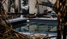 Sobreviventes de incêndios na França retornam e encontram casas destruídas
