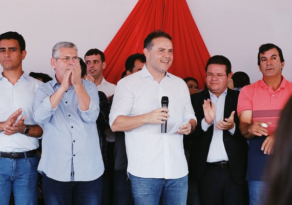 JHC e Renan Filho dividem palanque em Ibateguara