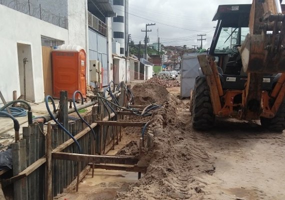 Casal trabalha em conserto de redes coletoras na Ponta Verde e no Poço