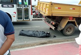 Vídeo mostra motociclista sendo atropelado por caminhão