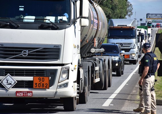 PRF apreende cerca de 25 mil tijolos transportados com notas fiscais fraudadas