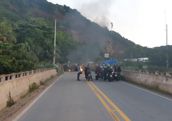 Com problemas nas ruas, moradores de Marechal fecham acesso a povoados.