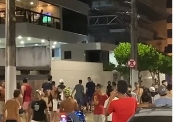 Moradores de prédio de luxo na Ponta Verde jogam água em foliões que revidam com pedras; veja vídeo