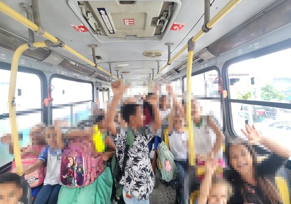 Maceió tem ônibus “dois em um” no transporte escolar: dois alunos em uma cadeira