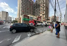 Colisão entre carro e ônibus complica trânsito na Ponta Verde nesta manhã