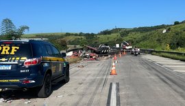 Carreta com carga de material de limpeza capota na BR-101, em Pilar