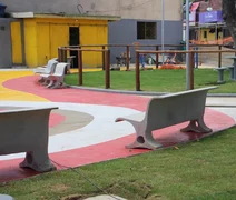 Homem é preso após destruir lixeiras em praça de Maceió