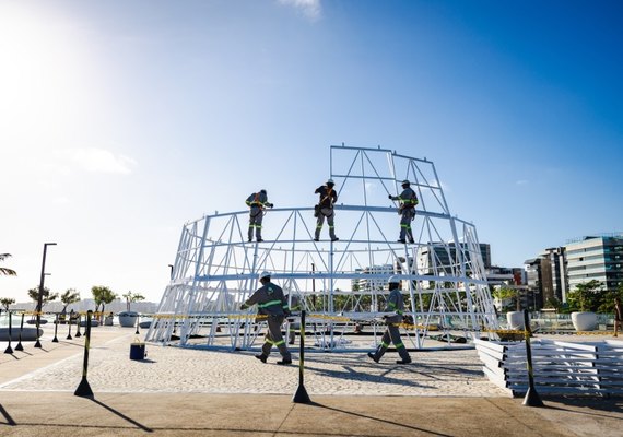 Árvore de Natal gigante começa a ser montada na orla da Ponta Verde