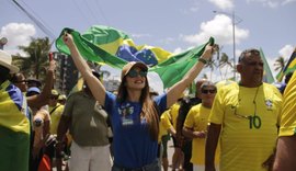 Nicole Calheiros (PSB) marca presença nas manifestações do feriado e conversa com a população