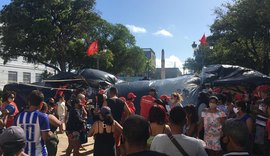 Em protesto por moradia, integrantes do MTST ocupam Praça Dois Leões