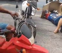 Vídeo: motociclistas sofrem quedas seguidas em via escorregadia no Benedito Bentes