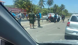 Quatro pessoas ficam feridas após capotamento de carro na Ponte Divaldo Suruagy