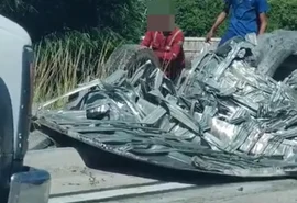 Carreta tomba na BR-101 em Pilar e carga de pneus é saqueada