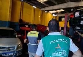 Alurb fiscaliza comércios em Maceió e orienta sobre descarte correto de resíduos
