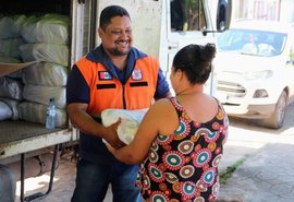 Moradores do Pontal afetados pelas fortes chuvas recebem cestas básicas
