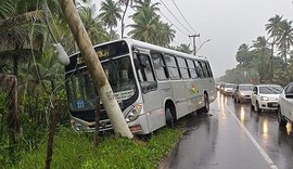 Ônibus colide em poste na Rodovia AL-101 Norte, em Maceió