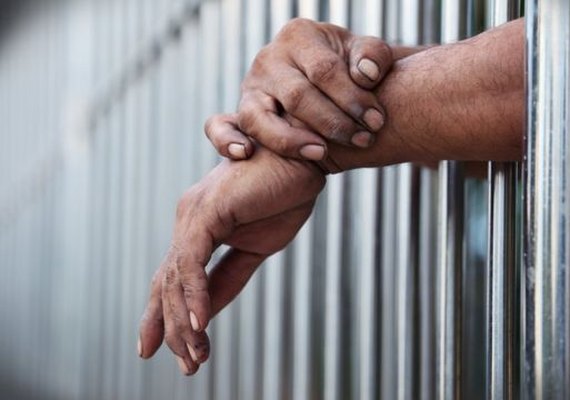 Três jovens são presos e menor apreendido por tráfico de drogas