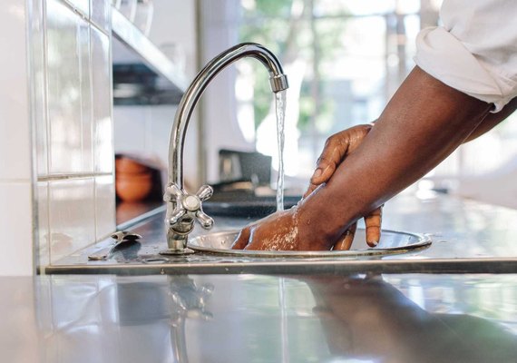 Lavar as mãos pode salvar sua vida; entenda