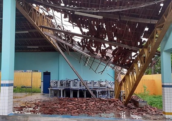 Parte do teto de escola desaba na parte alta de Maceió