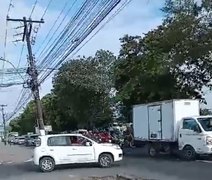 Derramamento de óleo provoca queda de motociclistas na Av. Durval de Góes Monteiro