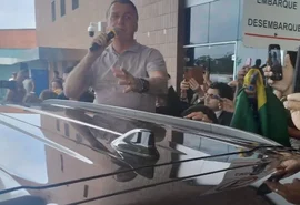 Jair Bolsonaro é recepcionado por apoiadores no aeroporto de Maceió