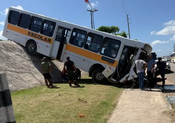 Ônibus escolar despenca de ribanceira na AL-215 em Marechal Deodoro