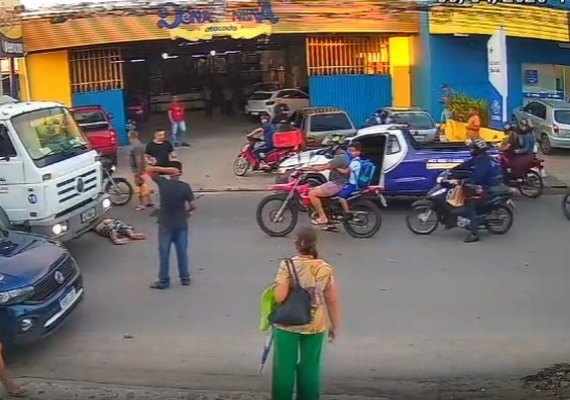 Idoso é atropelado, arremessado contra caminhão e fica em estado grave em AL
