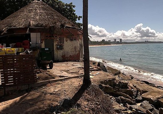 Barraca com risco de desabamento é interditada na Praia da Jatiúca