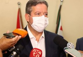 Arthur Lira cobra aos estados o destino de 14 milhões de doses