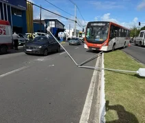 Motorista de ônibus passa mal e colide em poste na Avenida Durval de Góes Monteiro