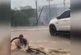 Durante tempestade, ciclista é arrastado por correnteza em Mangabeiras