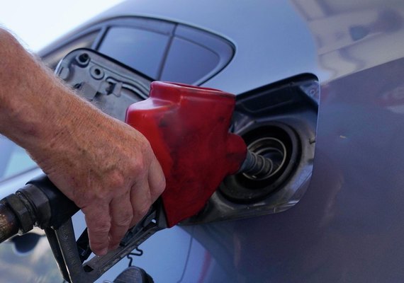 Receita Federal leiloa 15 milhões de litros de gasolina apreendidos